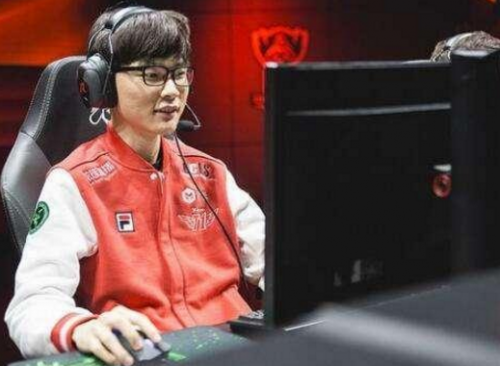 人们回顾他 人们回顾他